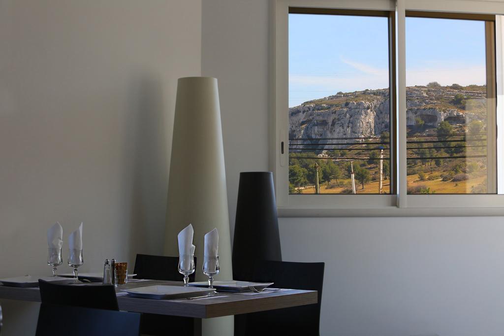 Hotel Restaurant Les Pielettes Le Rove エクステリア 写真