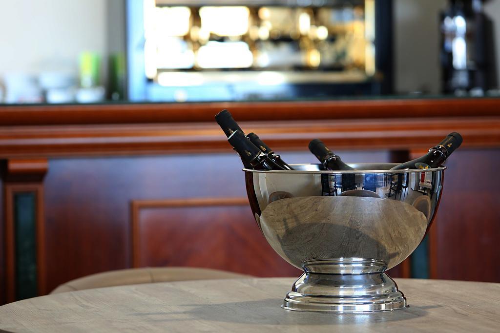Hotel Restaurant Les Pielettes Le Rove エクステリア 写真