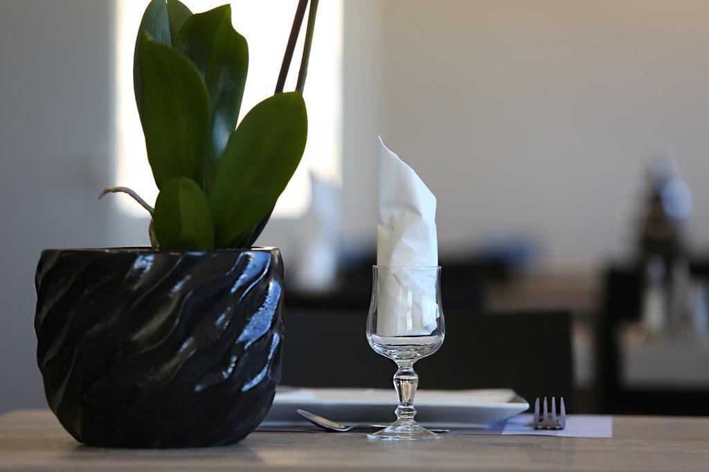 Hotel Restaurant Les Pielettes Le Rove エクステリア 写真